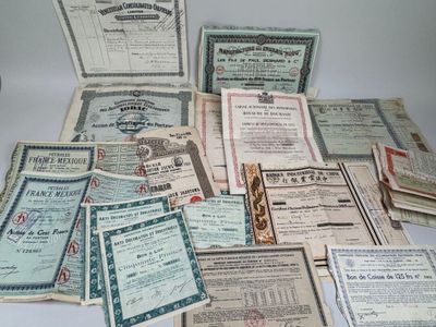 Plusieurs anciens certificats sont empilés les uns sur les autres sur une table