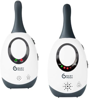 deux babyphones posés l'un à côté de l'autre sur une surface blanche
