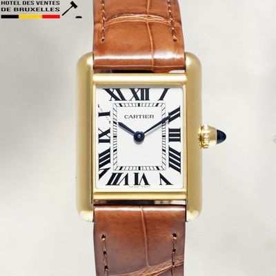 une image d'un gros plan d'une montre-bracelet avec des chiffres romains