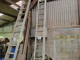 une échelle appuyée contre un mur dans un bâtiment