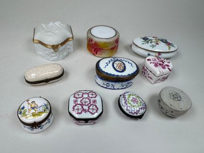 un grand nombre de petites boîtes posées sur une table