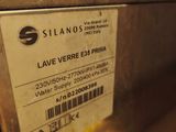 une étiquette apposée à l'arrière d'une machine posée au sol