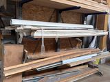 plusieurs pièces de bois sont empilées dans un garage