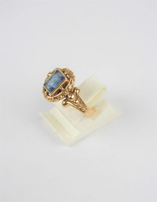 l'image d'une bague en or contenant une pierre bleue