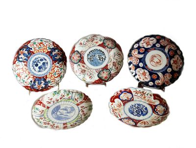 Quatre types différents de bols décoratifs sont présentés sur un fond blanc