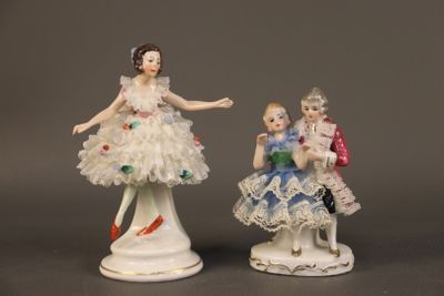 Deux sujets en porcelaine de Saxe polychrome figurant une da…