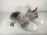 un tas de boules de verre et un poteau métallique