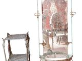 un miroir posé sur un pied, à côté d'une chaise