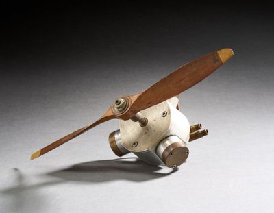 un petit avion miniature posé par terre