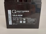 une batterie posée sur une table