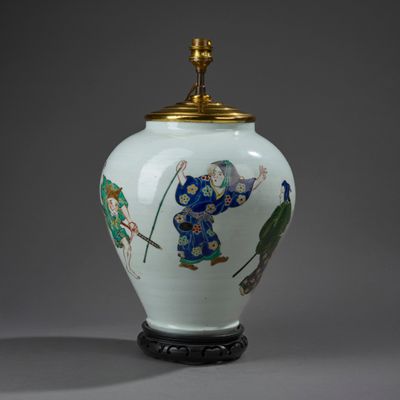 JAPON. Pot en porcelaine à décor émaillé polychrome de six a…