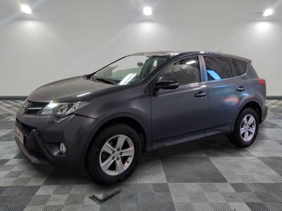 La Toyota RAV grise est garée dans une grande pièce