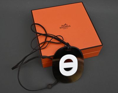 Hermès - Collier Lift en corne et laque blanche dans sa boît…