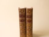 deux vieux livres posés sur une table