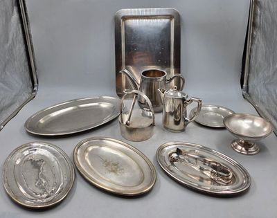 de nombreux plats et couverts en argent sur la table