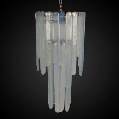 une image d'un lustre en verre