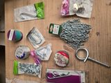 plusieurs objets posés ensemble sur une table