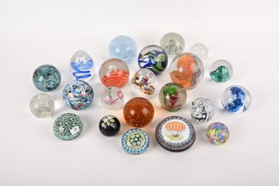 un tas de billes de verre posé sur une surface blanche