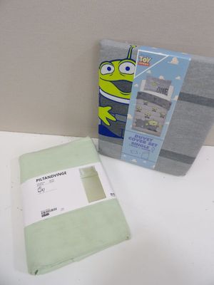 une boîte de chaussettes posée sur une table à côté d'une boîte de chaussettes