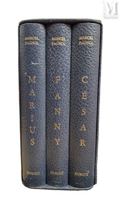 deux livres sont posés l'un sur l'autre sur une surface blanche