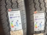 deux pneus sont empilés l'un sur l'autre sur un support