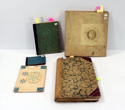 trois vieux livres sont posés les uns à côté des autres sur une table