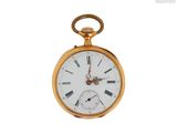une montre de poche en or avec des chiffres romains sur le cadran