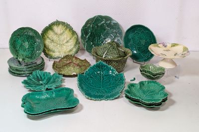 beaucoup d'assiettes et de bols verts sur la table