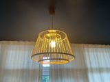 une lampe suspendue au plafond d'une pièce
