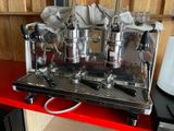 une machine à café posée sur un plan de travail rouge