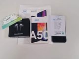 gros plan d'un téléphone portable posé sur une table