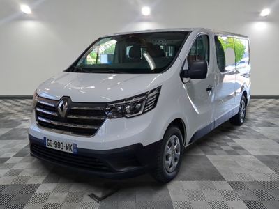 la photo d'une camionnette blanche garée dans un garage