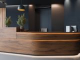 une photo de l'espace d'accueil d'un bureau moderne