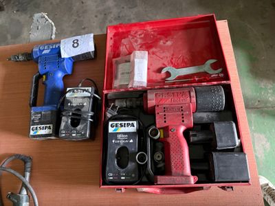 une boîte contenant des outils posée sur une table à côté d'un appareil photo