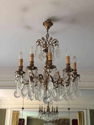 un lustre suspendu au plafond d'un salon