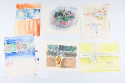 quatre cartes de couleurs et de motifs différents posées sur une table