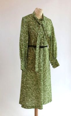robe verte et blanche posée sur un mannequin, sur fond blanc