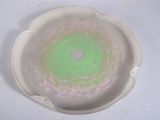 une assiette blanche ornée d'un motif vert et rose