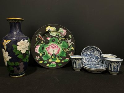 trois vases, une assiette et une assiette décorée de fleurs