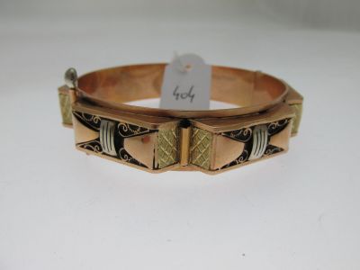 une photo en gros plan d'un bracelet muni d'une étiquette