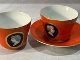 deux tasses et une soucoupe sur lesquelles sont représentés un homme et une femme