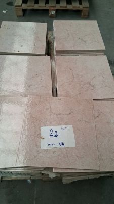 une pile de cartons posée sur une palette dans un entrepôt