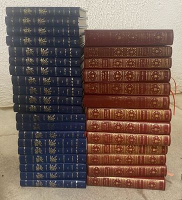 une pile de livres posés les uns à côté des autres sur une table