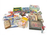un tas de vieux jouets et de livres posé sur une surface blanche