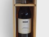 une bouteille de vin rouge dans un coffret en bois sur fond blanc