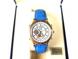 une montre qui se trouve dans un coffret, avec un bracelet bleu