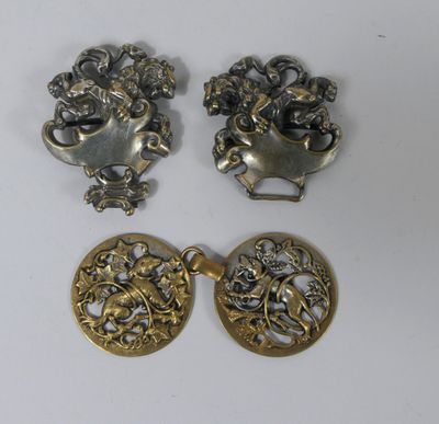 2 Boucles de ceinture en métal ajouré finement ciselé.