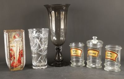 a lot of glass items that are on the table