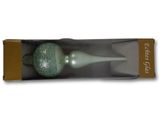 un vase en verre vert dans une boîte, sur fond blanc