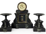 une horloge posée sur une table, à côté de deux tabourets